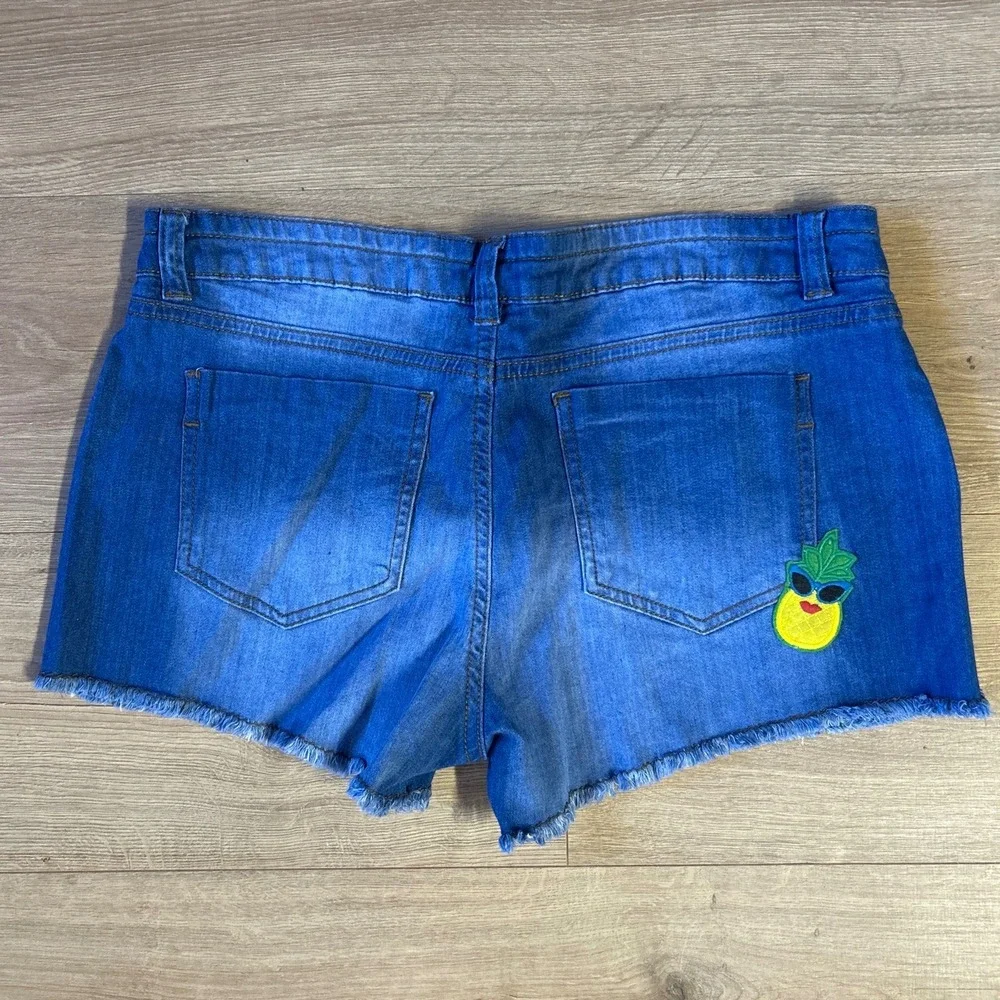 No Boundaries Patch Denim Shorts Medium Wash Frayed Hem Size 13
